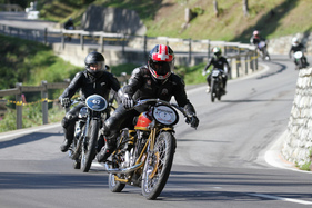 Eine Motosacoche wirft sich in die Kurve - Arosa ClassicCar 2019