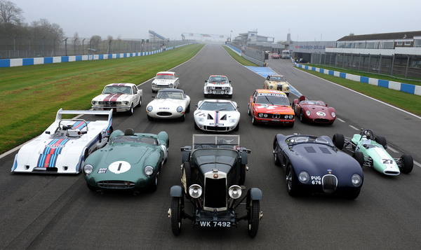 Eine Repräsentation der fantastischen Vielfältigkeit der historischen Fahrzeuge am Donington Historic Festival 2014