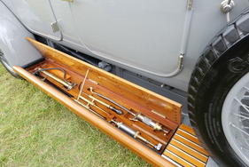 Eine Spezialität dieses vom Australischen Coachbuilder George Williams gebauten 40:50 HP ist die umfangreiche Werkzeug- und Ersatzteilausstattung in den Trittbrettern