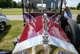 Eine Spielart des Spirit of Ecstacy ist diese Kühlerfigur, die "Whisper" heißt. Sie hütete einst ein Geheimnis. Eleanor Thornton, das Vorbild für die Figur, war die heimliche Geliebte von Lord Montagu