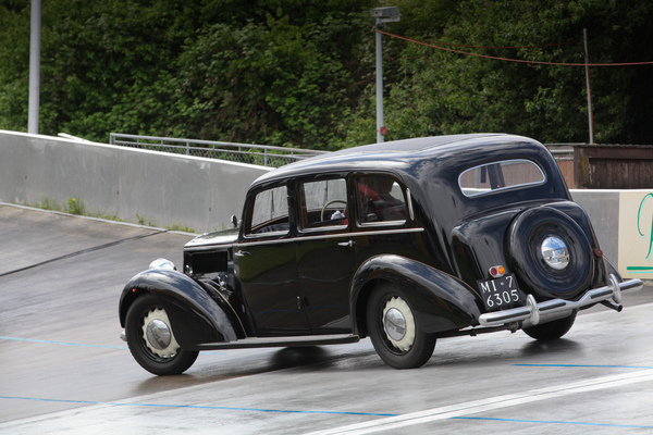 Eine alte Lancia Limousine findet den Weg - Dolder Classics Mai 2017