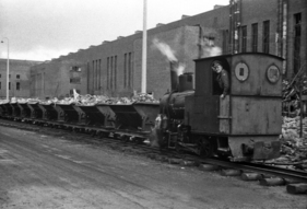 Eine bedeutende Rolle für die Aufräumarbeiten kam der provisorischen Güterbahn auf dem Werksgelände zu. Im Bild ein Zug für die Beseitigung von Bauschutt.