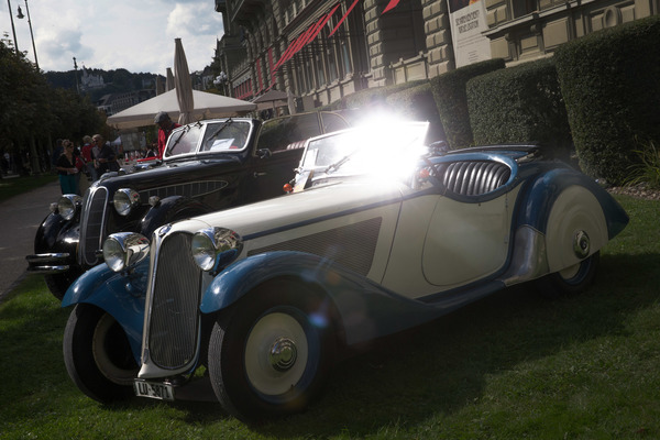 Eine buntgemischte Anzahl piekfein herausgeputzter Autos versammelte sich mit viel Glanz und Gloria vor dem Casino, …