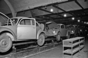 Eine frühe Bandstraße für die Fertigung der Käfer Limousine um 1946.