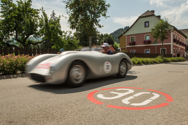 Eine grosse Geburtstagstorte lag dieses Jahr auf dem Asphalt.