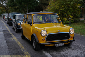 Eine grosse Menge Mini Cooper mischten die Warteschlange auf - Swiss Classic British Car Meeting Morges 2019