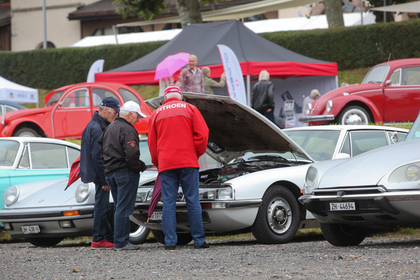 Eine offene Motorhaube ergibt immer Gesprächsstoff, auch bei einen Citroën SM - Albisgütli Classics - Cars & Bikes August 2021