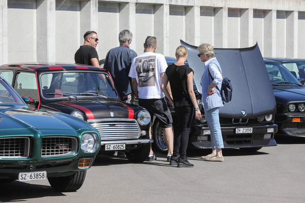 Bild Eine offene Motorhaube zieht immer Leute an - Older Classics am 11. Mai 2025