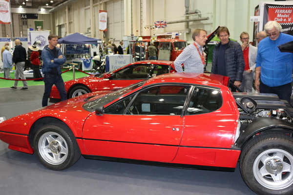 Eine rote Reihe aus Ferraris und Feuerwehr - Hamburg Motor Classics 2018