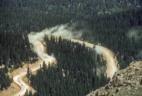 Eine staubige Angelegenheit - Bergrennen Pikes Peak 1985 Eine staubige Angelegenheit - Bergrennen Pikes Peak 1985