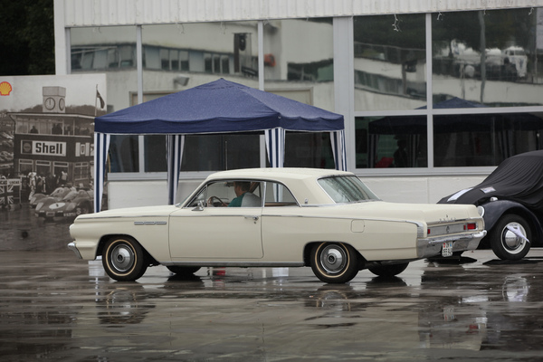 Eine zweitürige amerikanische Limousine bewegt sich dem Ausgang zu - Dolder Classics September 2015