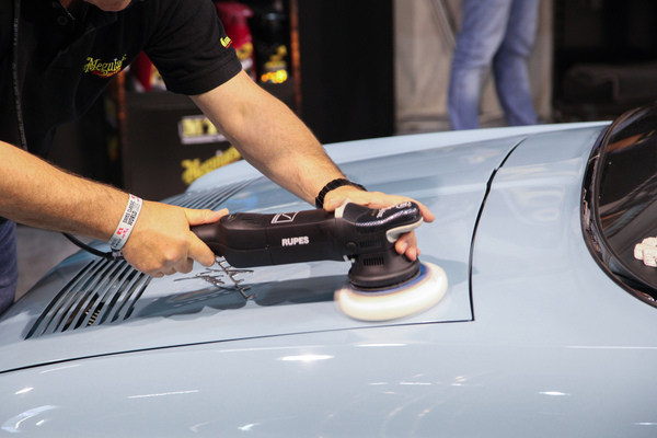 Einem VW Typ 34 wird zu neuem Glanz verholfen – Swiss Classic World Luzern 2022