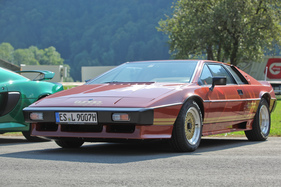 Bild Einen dieser Lotus Esprit Turbo chauffierte James Bond nach Cortina d'Ampezzo, mit Skiern auf dem Heck - British Car Meeting in Mollis am 28. August 2016