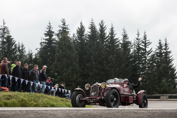 Einen ganzen Tag lang, all den vielen Fans immer wieder zuwinken, …