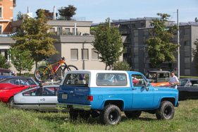 Einen richtigen Geländewagen kann man auch abseits vom geteerten Parkplatz parken - Albisgütli Classic Cars & Bikes August 2022