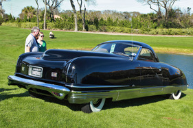 Einer der Stars des Concours d’Elegance auf der küstennahen Atlantikinsel Amelia Island - das sensationelle Chrysler-Showcar Thunderbolt von 1941 mit Klappscheinwerfern und versenkbarem Hardtop.