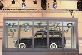 Einer der Volvo Kombis war unter Glas grosser Höhe aufgestellt - gesehen an der Techno Classica 2016