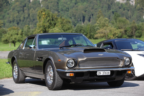 Einer der wenigen historischen Aston Martin Sportwagen, ein DBS V8 - British Car Meeting in Mollis am 28. August 2016