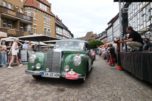 Einer von drei Mercedes 300 „Adenauer“. Dieser ist seit vielen Jahren in Familienbesitz. Moderator Andy Schwietzer weiss es zu würdigen – Einbecker Oldtimertage 2025