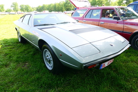 Einer von nur 182 gebauten Maserati Khamsin in der Europa-Ausführung. Charakteristisch sind die asymmetrisch angeordneten Lüftungsgitter auf der Motorhaube. – Bockhorner Oldtimermarkt 2025
