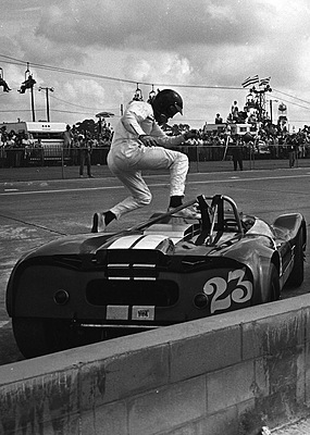 Eines der bekanntesten Fotos von Dave Friedman - Dan Gurney springt gekonnt ins Cockpit seines Lotus 19J (12 Stunden von Sebring 1965)
