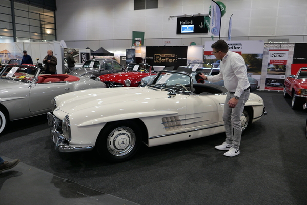 Eines der wenigen Angebote in siebenstelliger Preisregion war dieser Mercedes-Benz 300 SL Roadster von 1957 für 1'290'000 Euro – Bremen Classic Motorshow 2025