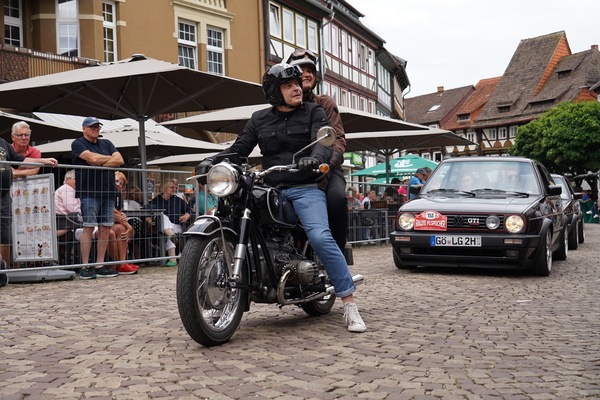 Eines der wenigen Motorräder auf dem Marktplatz von Einbeck: BMW R50/2 – Einbecker Oldtimertage 2025