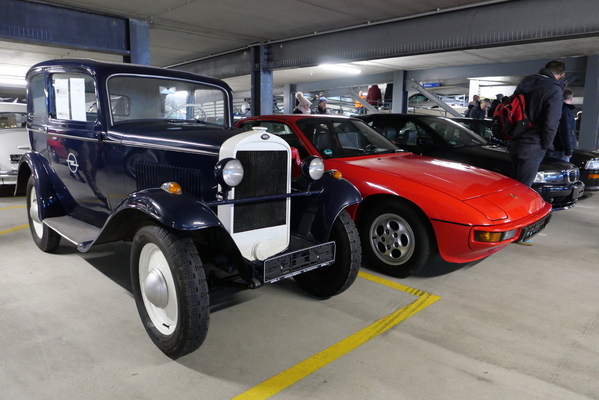 Eines der wenigen Vorkriegsfahrzeuge: Opel 1,2 Liter von 1935, als Restaurierungsobjekt für 9490 Euro; daneben ein Porsche 924 S – Bremen Classic Motorshow 2025
