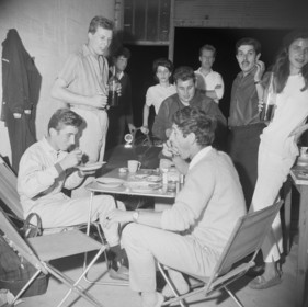 Einfaches Essen in den Boxen (Siffert und Jean-Claude Fontana im Vordergrund)