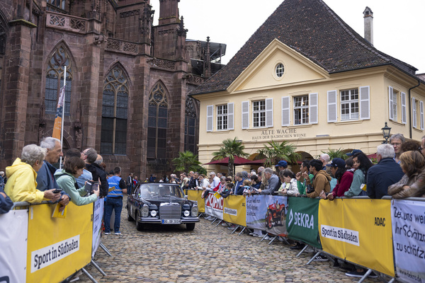 Bild Einfahrt auf den Freiburger Münsterplatz an der Schauinsland Klassik