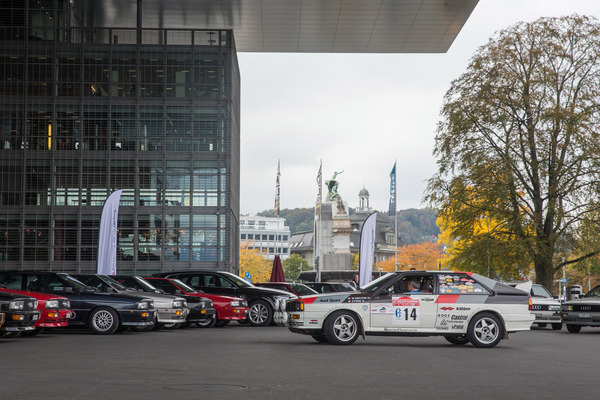 Einfahrt des Rallye-quattros vor dem KKL Luzern