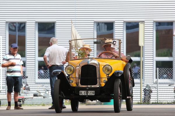 Einfahrt eines Vorkriegs-Citroëns - 3. Youngtimer- und Classictreffen Pratteln am 15. Juli 2018