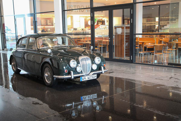 Einfahrt in den Innenbereich - Oldtimer durften zwischen den Hallen parken - Motorworld Classics Bodensee 2022