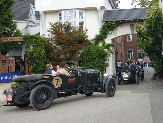 Einfahrt in den Innenhof – Classic Days 2025