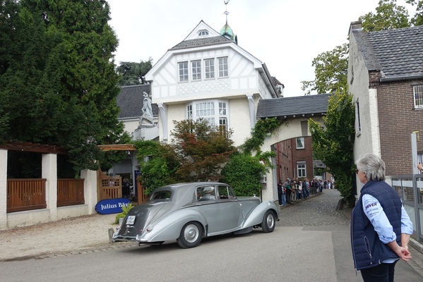 Einfahrt in den Innenhof – Classic Days 2025