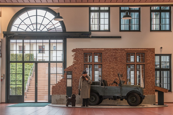 Image: Entrance area of the Emil Frey Classics building with Winston Churchill