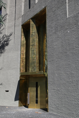 Eingangspforte zum Mac 2 in Form eines Kühlergrills - Museum Art & Cars in Singen