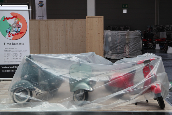 Eingepackte Roller vor Messebeginn - Klassikwelt Bodensee 2016