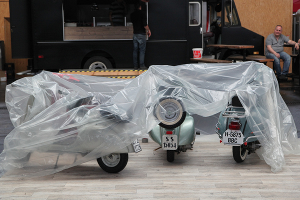 Eingepackte Roller vor Messebeginn - Klassikwelt Bodensee 2016