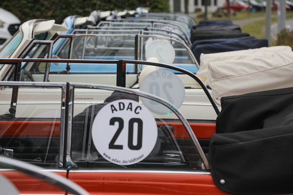 Einheitlichkeit der Käfer Cabriolets, alle mit vier vollständig versenkbaren Seitenscheiben - Internationales Käfer-Cabrio-Treffen von Deutschland 2025