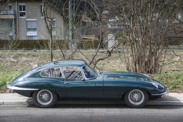 Einige Besucher reisten klassisch und mit Stil an - Versteigerung Oldtimer Galerie Toffen am 23. März 2024