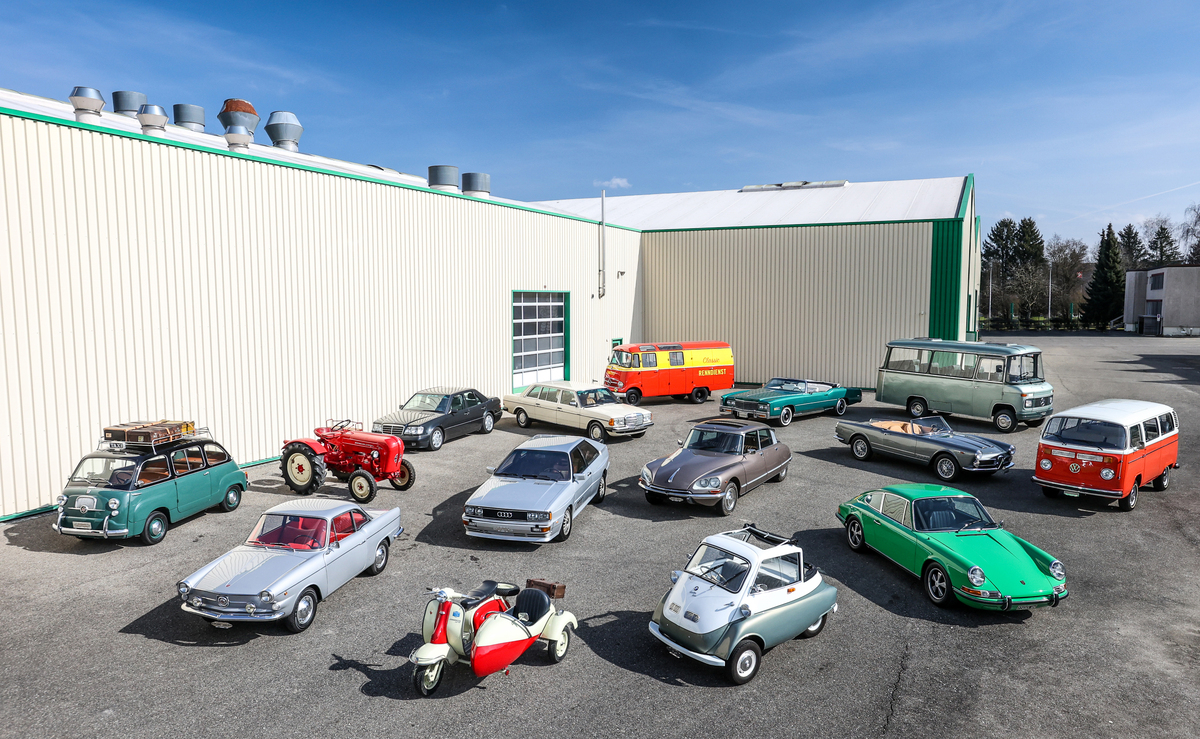 Einige der 88 Fahrzeuge aus der "Iseli Collection", die am 15. September 2023 von RM/Sotheby's in St. Moritz versteigert wurden