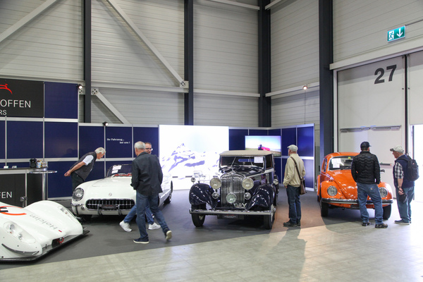 Einige der Autos der Oldtimer-Galerie Toffen konnten vor der Versteigerung in Halle 2 begutachtet werden, der Rest stand draussen im Zelt – Swiss Classic World Luzern 2022