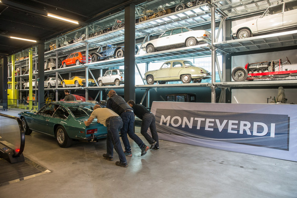 Einiges an "Manpower" ist gefragt um die Autos immer wieder von A nach B zu verschieben!