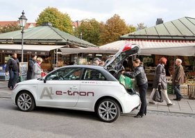 Einkaufs-Wagen mit Range-Extender - der A1 e-tron in Kundenhand zu Besuch auf dem Viktualienmarkt. Der Kofferraum bietet jede Menge Platz, dank kompakten Wankelmotor