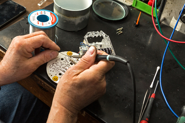 Einlöten neuer Elkos – Tachoüberholung