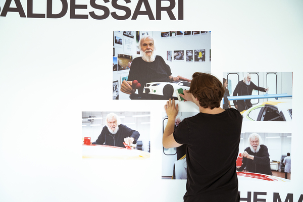 Einrichten der Sonderschau - viel Handarbeit ist gefragt - BMW Art Cars Sonderschau im BMW-Museum in München 2018