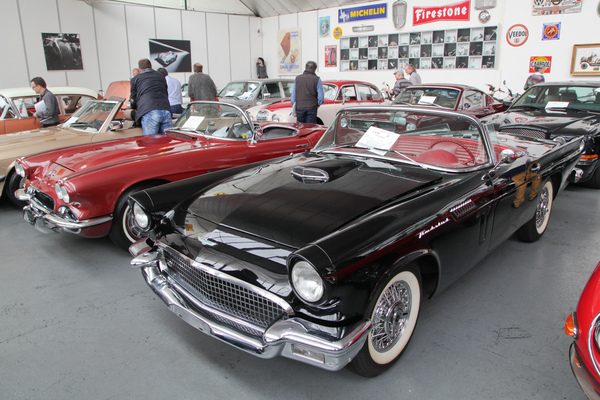 Einst waren sie Konkurrenten - die Chevrolet Corvette und der Ford Thunderbird - an der Versteigerung der Oldtimer Galerie am 23. April 2016 in Toffen
