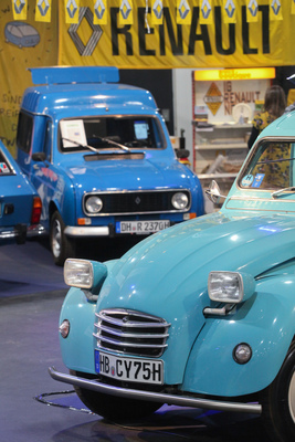 Einstige Gegner in Blau vereint - Citroën 2 CV und Renault 4 - Bremen Classic Motorshow 2019