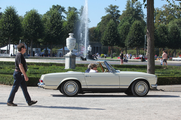 Eintreffende Mercedes-Benz Pagode im Schlosspark - Classic-Gala Schwetzingen 2021